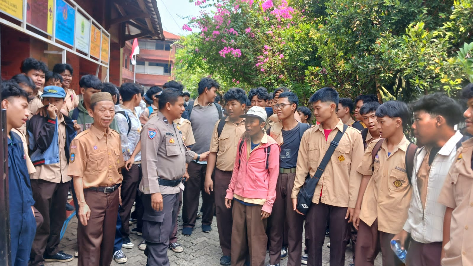 Bhabinkamtibmas Jelambar Pantau Pulang Sekolah, Sampaikan Pesan Anti-Tawuran ke Siswa SMK Bhara Trikora