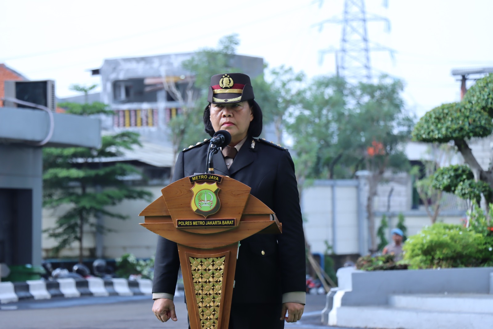 Peringati Hari Ibu, Polres Metro Jakarta Barat Gelar Upacara Bendera