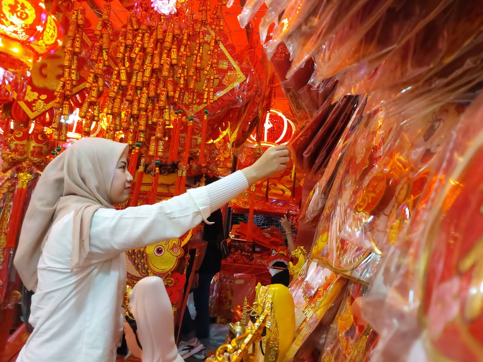 Mendulang Cuan dengan Pernak-pernik Imlek 2025 Tahun Ular Kayu