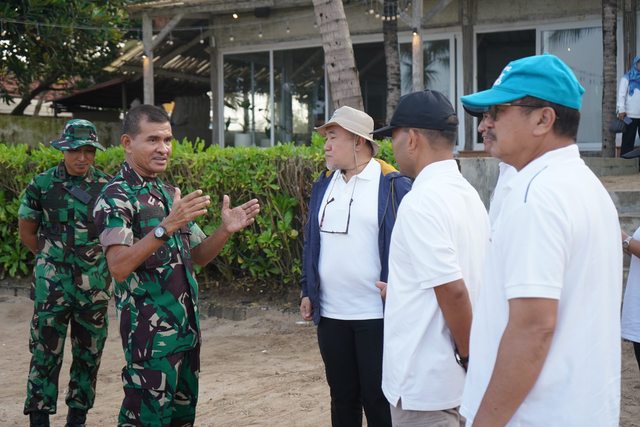 Sinergi Kodam IX/UDY Bersama Seluruh Komponen Bersihkan Sampah Pantai