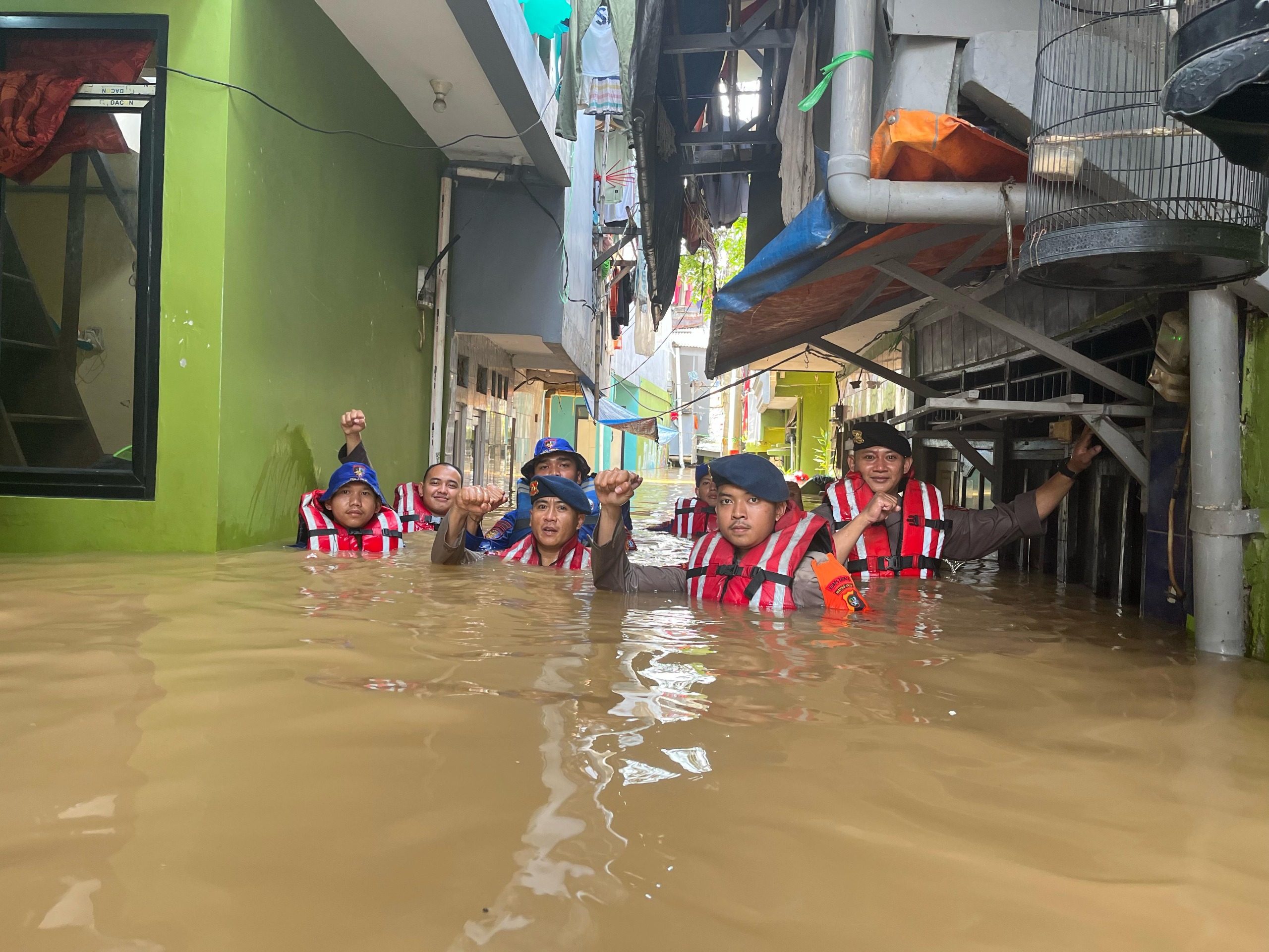 Banjir Capai 2 Meter, Brimob Polda Metro Jaya Evakuasi Warga di Kampung Melayu