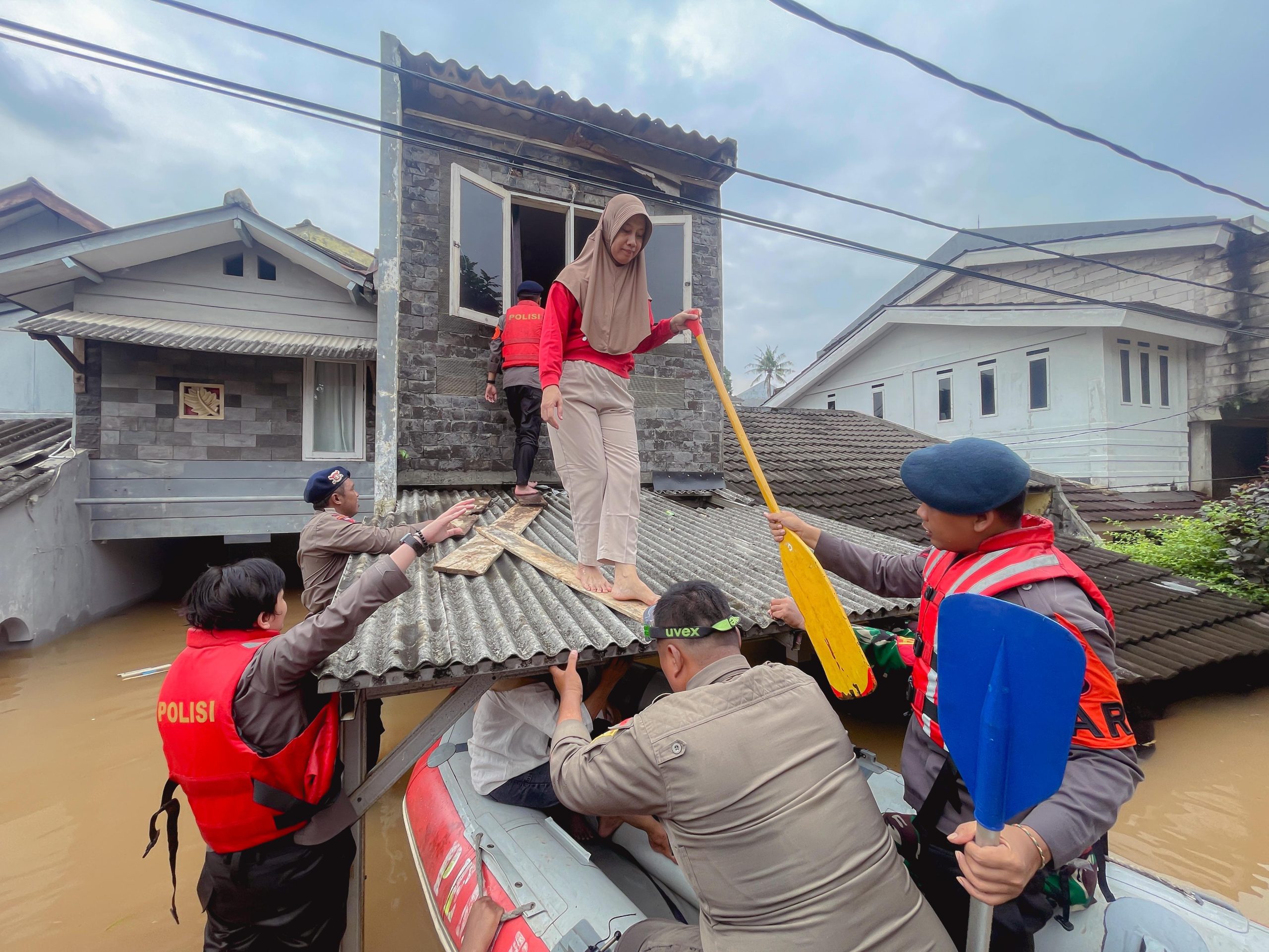 Kapolres Jaksel Tinjau Banjir di Komplek IKPN Bintaro, Warga Dapat Bantuan Sembako