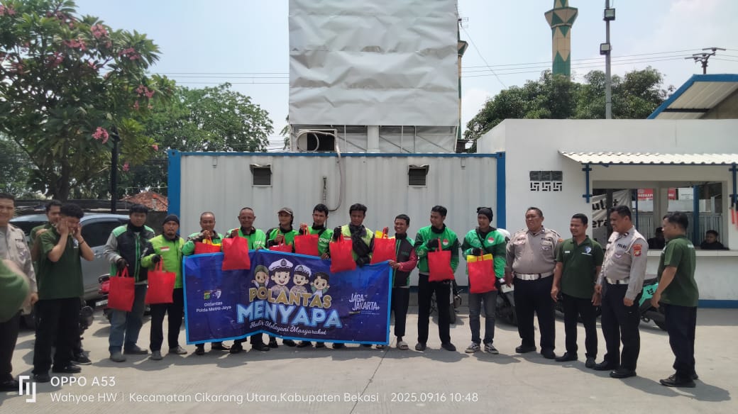 Samsat Kabupaten Bekasi Berbagi Sembako Bagi Pengemudi Ojol