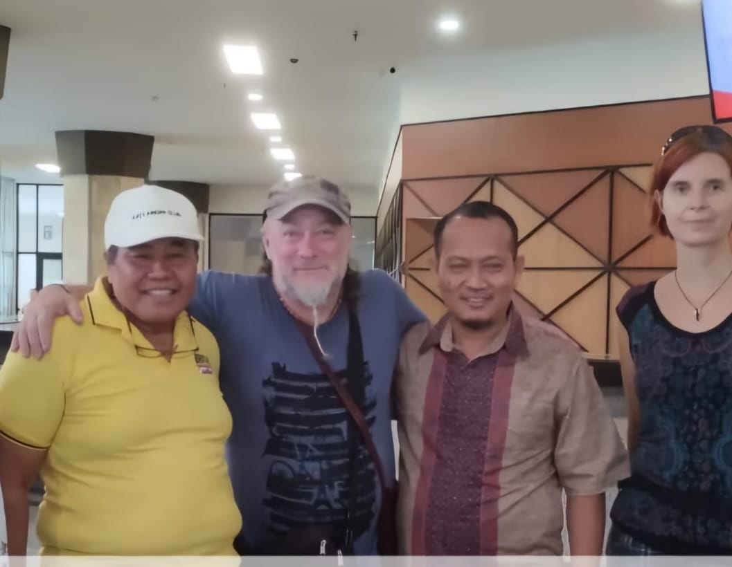 Subiyarto bersama filatelis dari berbagai negara
