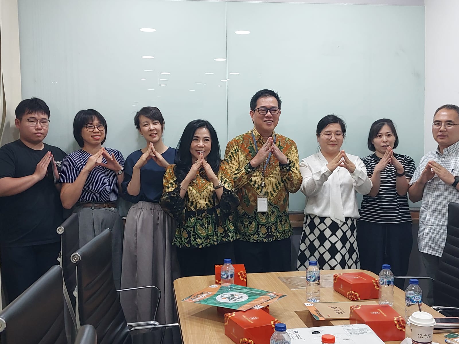 (kiri - kanan); Zhao Zhipeng (Dongying Nuokang Biotechnology), Cindy (penterjemah), Esther Gu (Shandong Hongjitang Pharmaceutical Group), Hanna Subiantoro (wakil ketua umum APSKI), Decky Yao (ketua umum APSKI), Liu Mengmeng (Shandong Nutrition and Health Food Industry Association), Cathy Lu (Shandong Hongjitang Pharmaceutical Group), Li Zuohua (Fude Health)